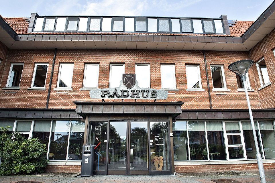 Kun én ud af tre kommunaldirektører bor i den kommune, de arbejder i. På billedet ses rådhuset i Brønderslev Kommune.