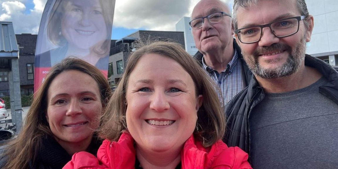 Socialdemokrat og borgmesterkandidat i Ishøj Merete Amdisen (i midten) tager her i den lokale, hede valgkamp en selfie sammen med nogle af sine støtter.
