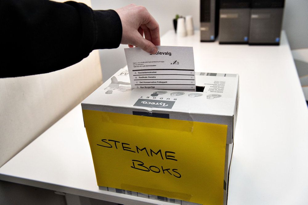 Årets skolevalg kulminerede torsdag, hvor eleverne fik udleveret valgkort og stemmesedler, ligesom der blev stillet stemmebokse og valgurner op på skolerne. Eleverne kunne stemme på de partier, der var opstillingsberettigede til folketingsvalg senest den 1. juni.