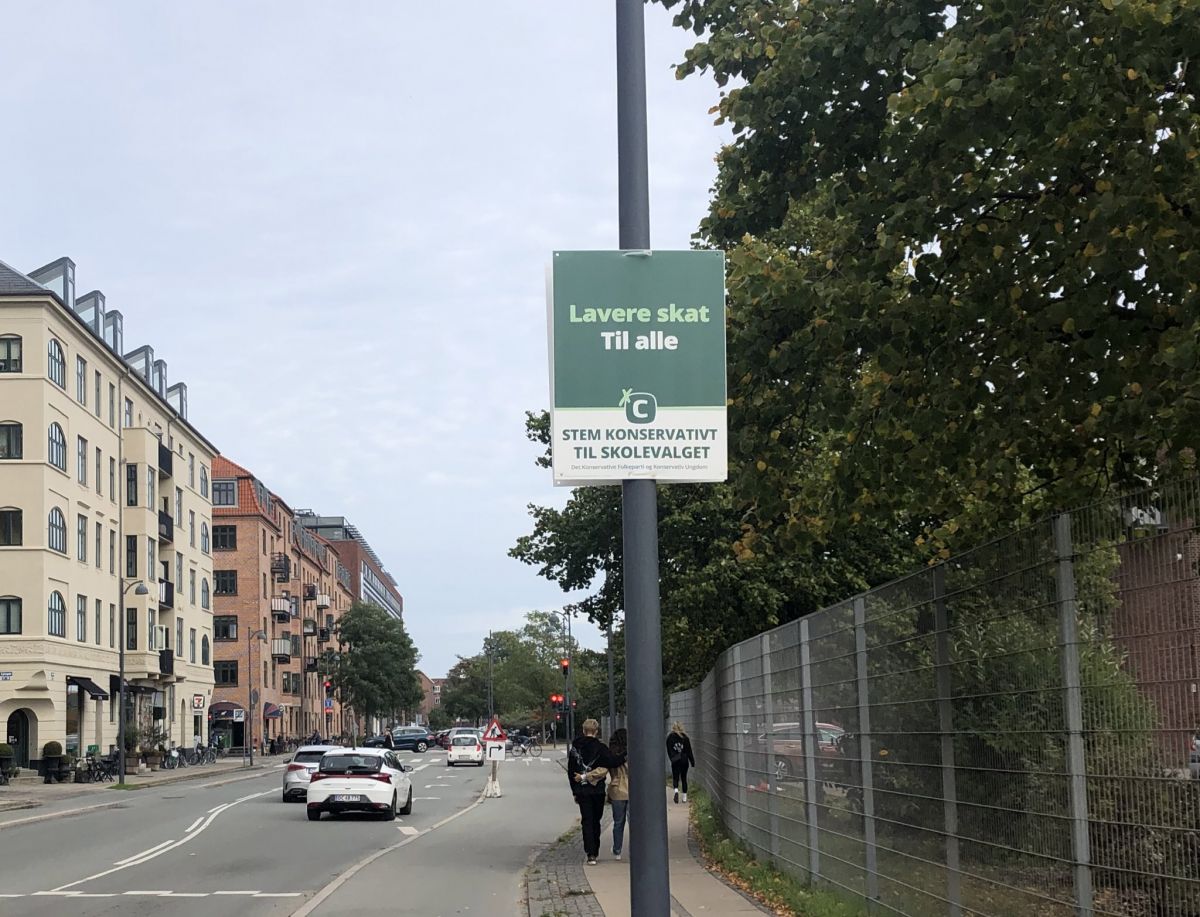 I forbindelse med det netop overståede skolevalg hængte De Konservative på Frederiksberg valgplakater op i lygtepælene. Det kan have været ulovligt.