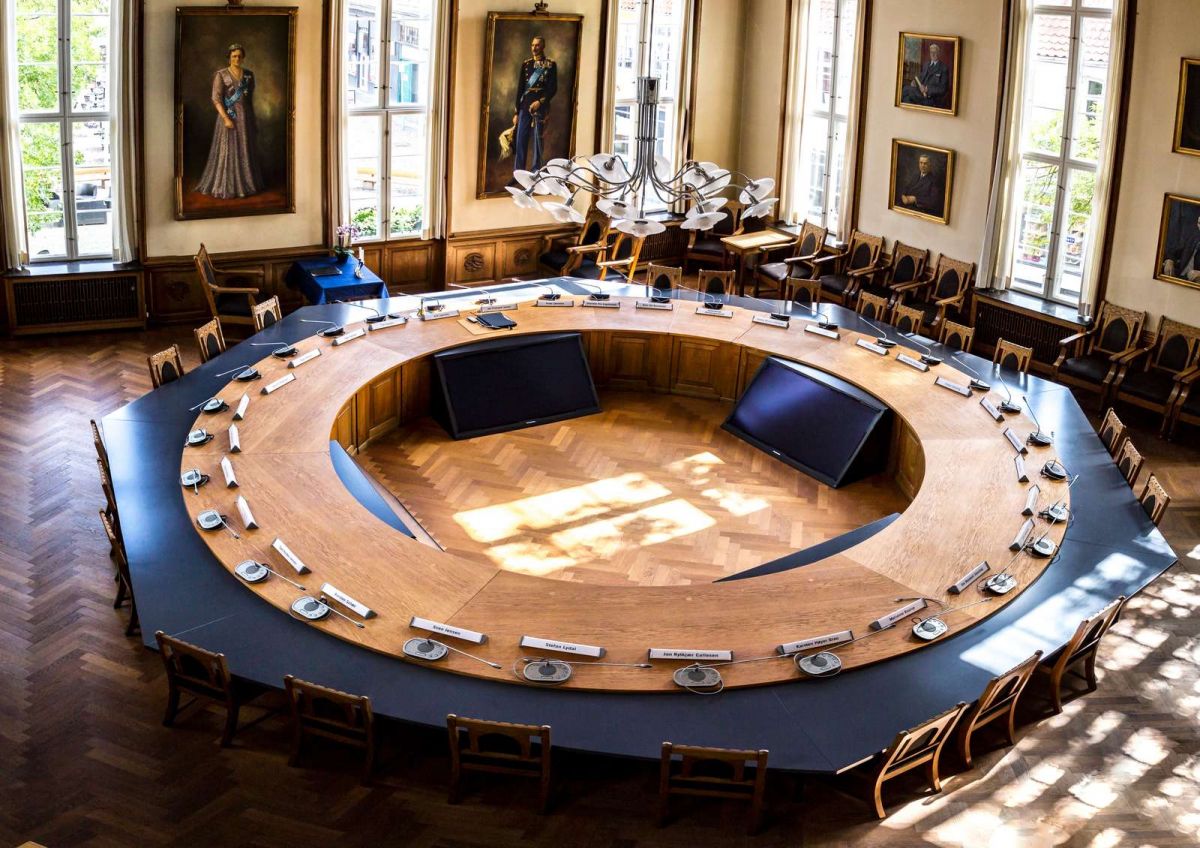 Det politiske arbejde i og udenfor byrådssalen tager så meget tid, at det for fire ud af ti byrådsmedlemmer går ud over energien til privatlivet.