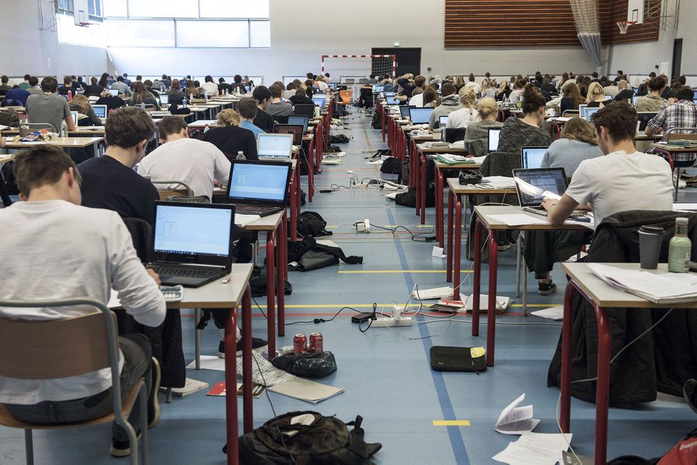 Regeringen ønsker at få en ungdomsuddannelse i flere byer med over 10.000 indbyggere, så unge ikke skal pendle langt hver dag, men også for at få flere til at begynde.