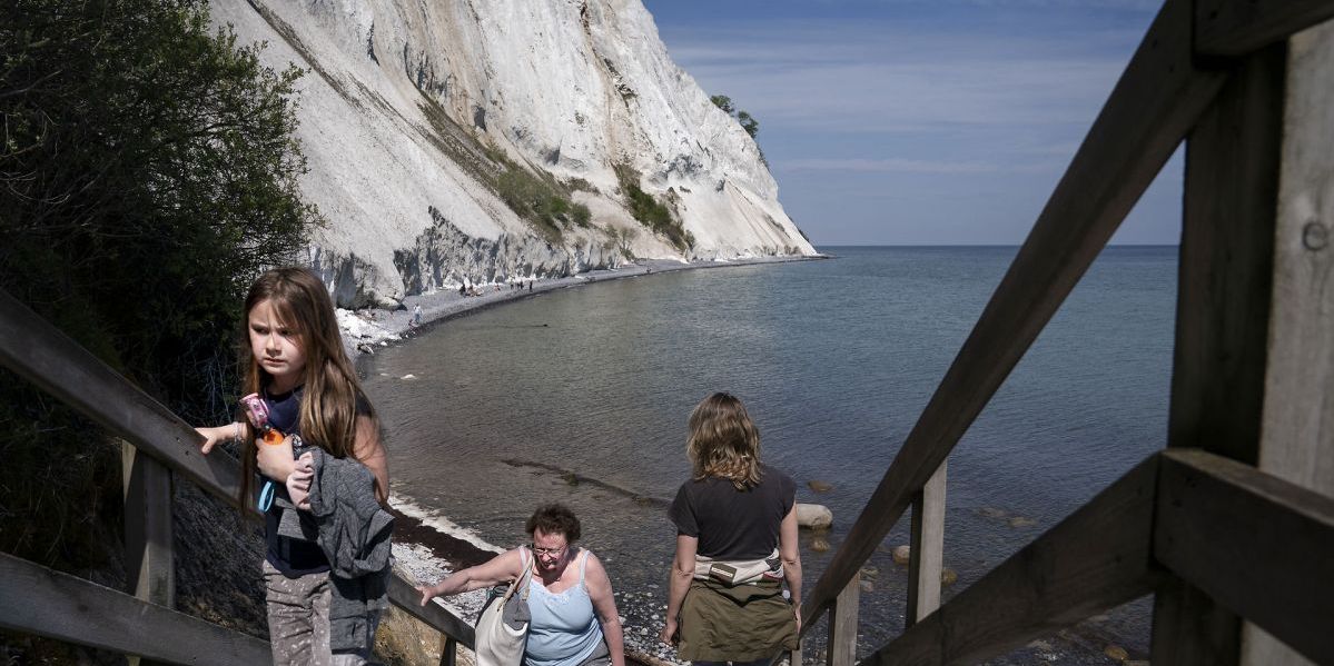 De mange turister på Møn skal ikke alene have sved på panden ved at gå og ned af Møns Klint. De skal også betale en turistskat, hvis de vil overnatte i nærheden, men borgmester Mikael Smed (S).