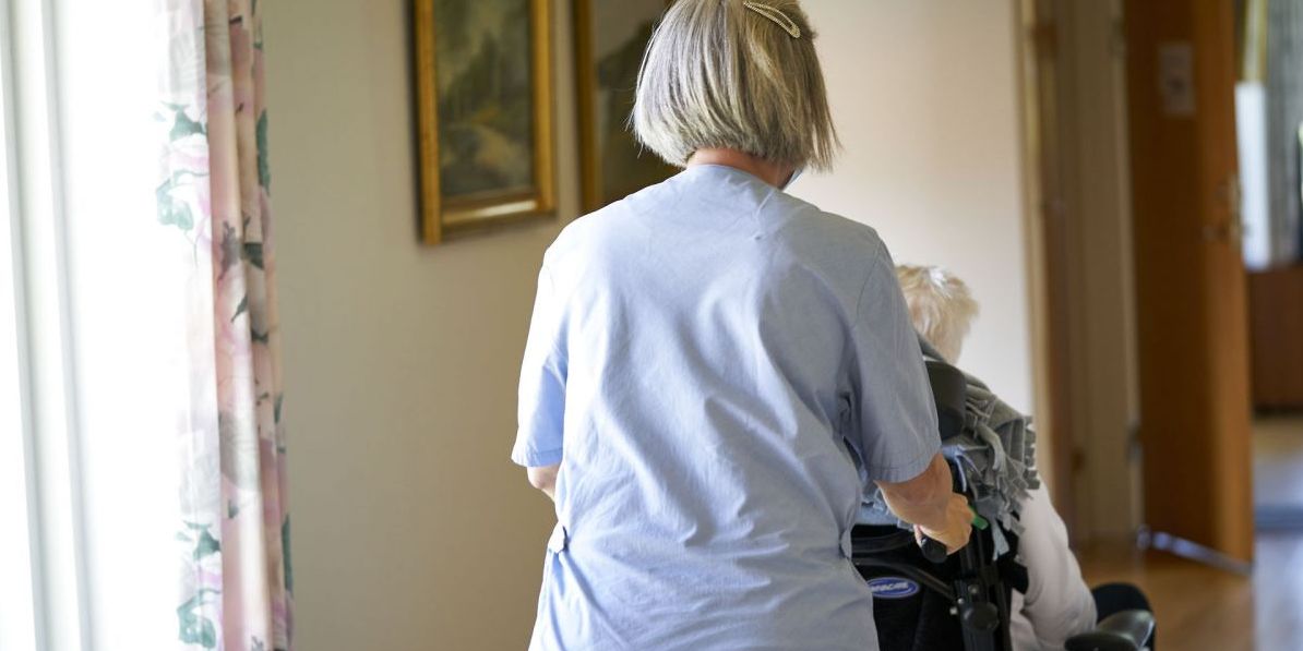 Hver femte FOA-medlem oplever mindst en gang om ugen, at ældre får ble på i stedet for at komme på toilettet. Det fremgår af ny undersøgelse.
