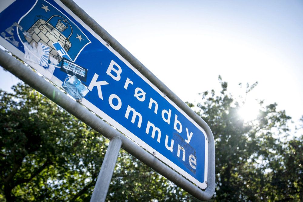 Brøndby Kommune indfører nu tiltag for at nedbringe smitten. Blandt andet skal aflevering og afhentning af børn i dagtilbud foregå udendørs. (Arkivfoto)