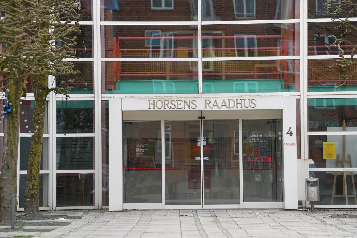 Et byrådsmedlem i Horsens Kommune blev bortvist fra sit arbejde hos et transportfirma, og det kommer nu til at koste arbejdsgiveren dyrt.