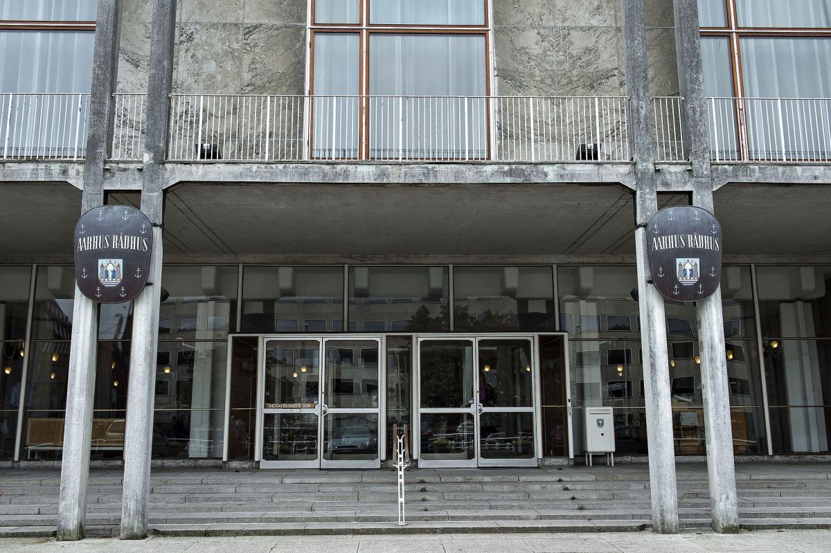 I kølvandet på ansættelsen af mange flere kommunikationsfolk i Aarhus er det blevet sværere som journalist at komme igennem til kommunen og afsløre spin. Det mener Jan Schouby, chefredaktør for Aarhus Stiftstidende.