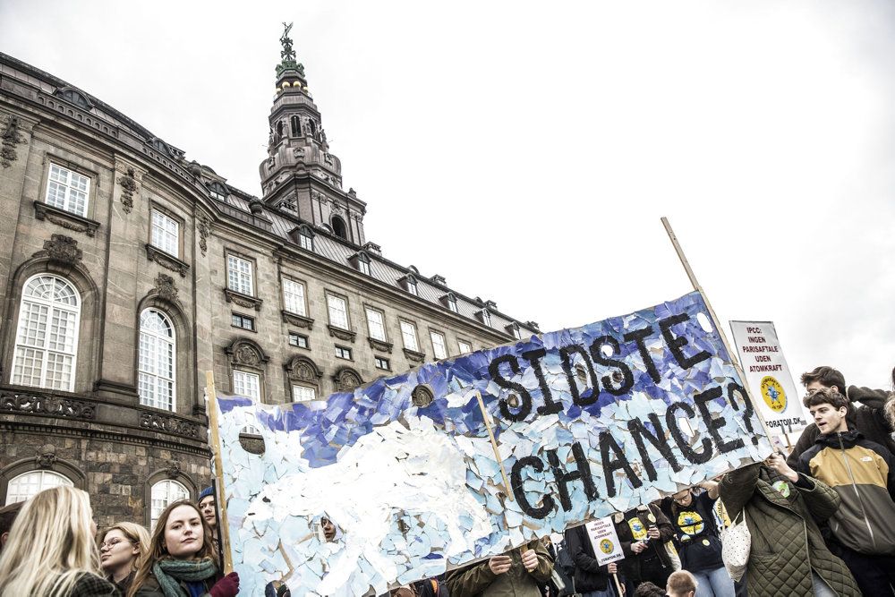 Klimamarchen i København, hvor op til 10.000 personer deltog, sluttede på Christiansborg Slotsplads.