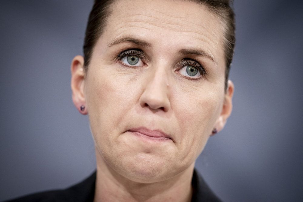 Statsminister Mette Frederiksen (S) skriver søndag aften på Instagram, at hun forventer, at det bliver nødvendigt at indføre nye initiativer for at få bugt med de stigende smitte- og indlæggelsestal. (Arkivfoto)