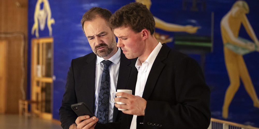 Jacob Bundsgaard (t.v.), som er socialdemokrat og borgmester i Aarhus og nuværende KL formand havde travlt med at tjekke prognoser til valget i går (tirsdag). Nu kan prognoserne for at blive genvalgt som formand for KL begynde at vakle.
