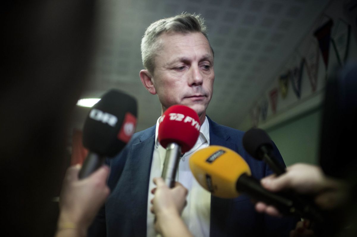 "Det er svært at argumentere for, at man skal hyre en kommunikationsmedarbejder, mens man fyrer i administrationen og skærer ned på serviceområdet," siger Kasper Ejsing Olesen (S), borgmester i Kerteminde.