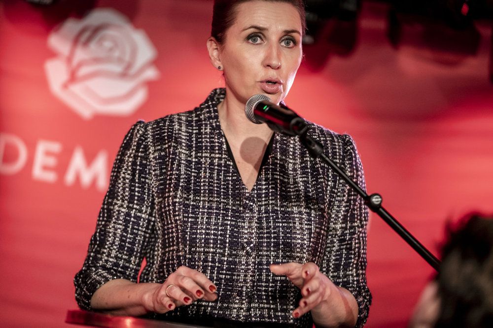 Statsminister Mette Frederiksens (S) svar på spørgsmål er med til at forstørre sagen om forsvundne sms'er i minksagen, vurderer Hans Engell. (Arkivfoto)
