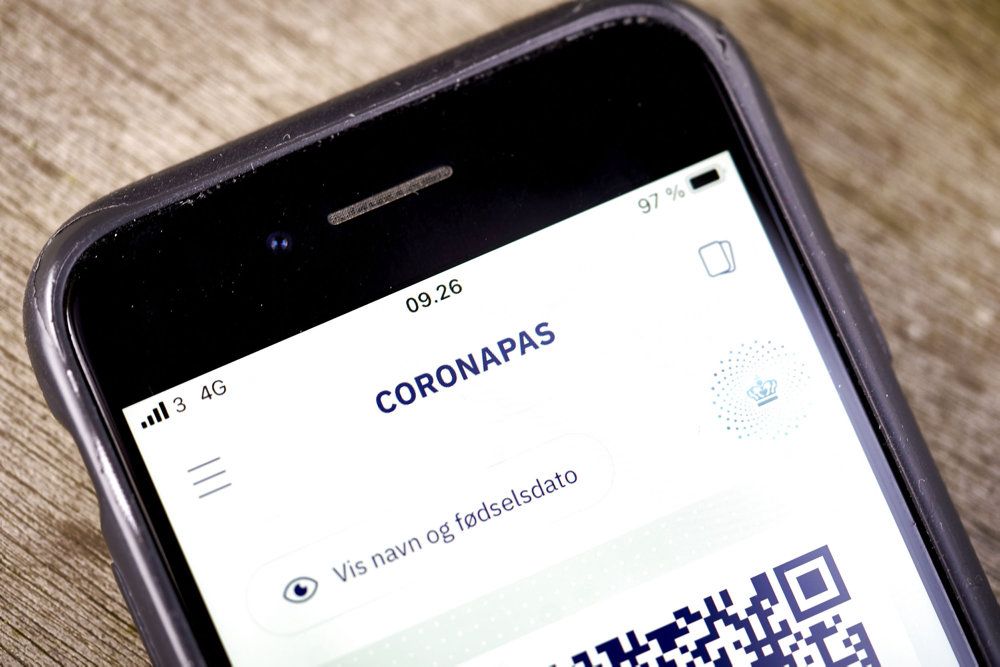 Folketinget vedtog torsdag en lov, der gør det muligt for arbejdsgivere at kræve af medarbejdere, at de fremviser et gyldigt coronapas på arbejdet. Loven betyder, at en ansat, der ikke efterlever kravet fra sin arbejdsgiver, vil kunne modtage "ansættelsesretlige sanktioner". (Arkivfoto).