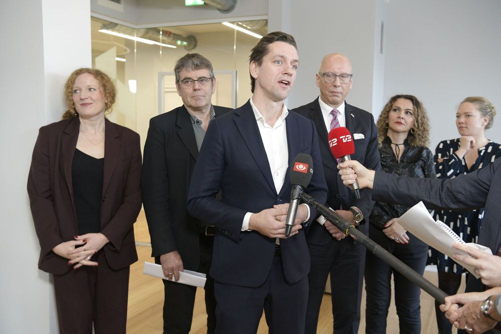 Indenrigs- og boligminister Kaare Dybvad Bek præsenterer boligpakke ved et doorstep i København fredag den 26. november 2021