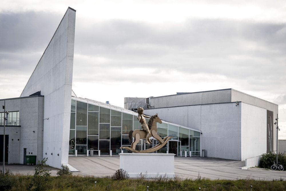 En leder fra Arken Museum for Moderne Kunst i Ishøj fratræder efter anklager om dårligt arbejdsmiljø blandt medarbejderne.