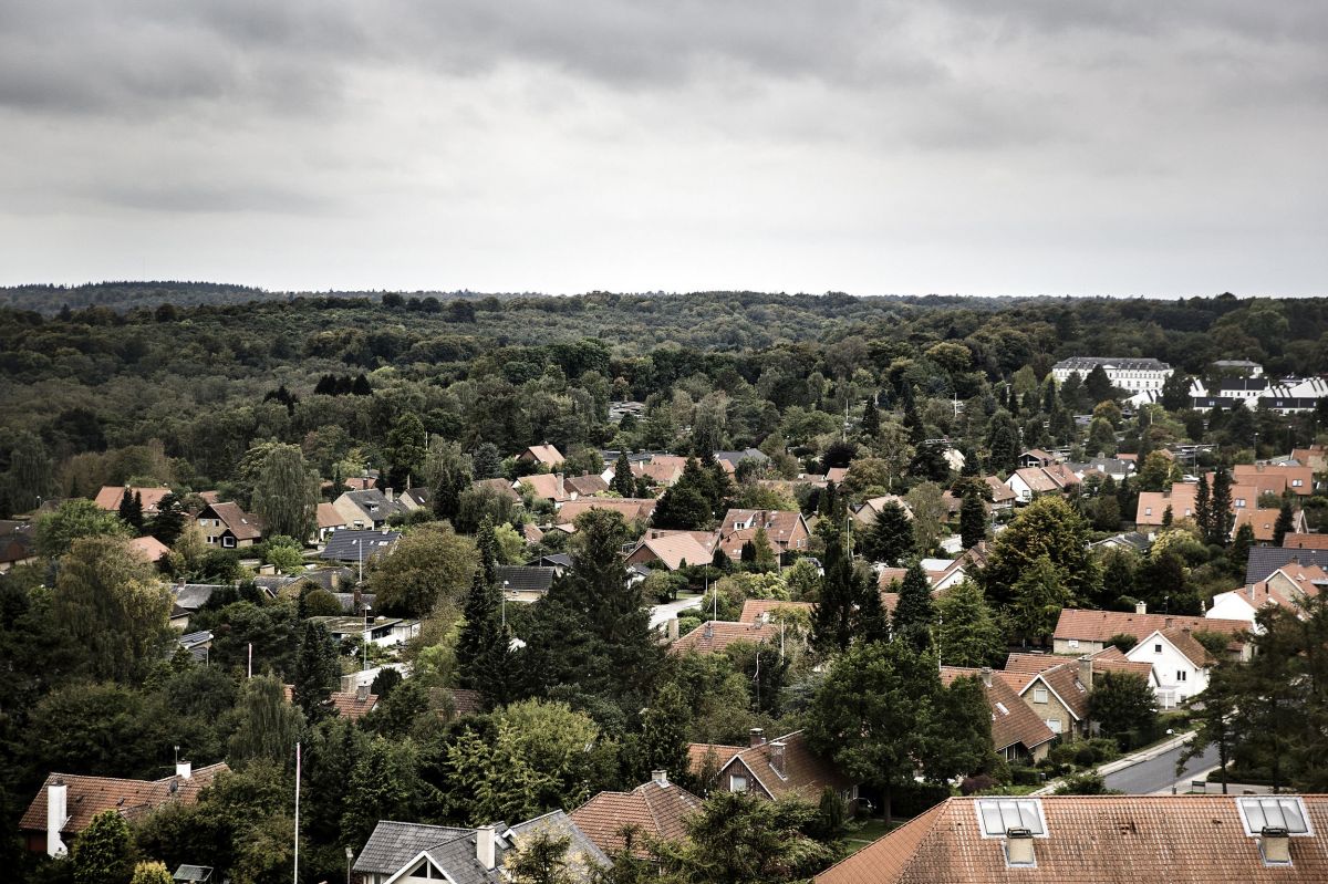 Fra september til oktober faldt huspriserne i Region Hovedstaden med 0,2 procent. På landsplan steg huspriserne 0,2 procent i samme periode.