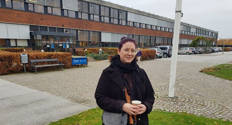 Kira Arsland foran rådhuset i Frederiksværk.