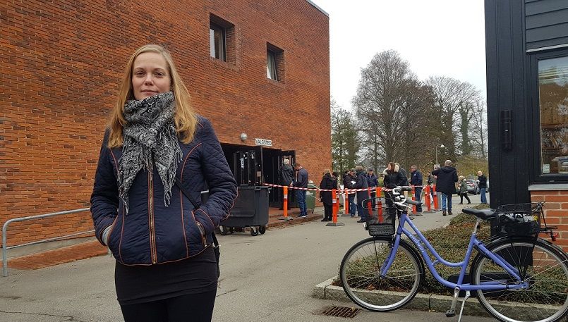 Louise Kristina Madsen foran Rådhussalen i Frederiksværk.