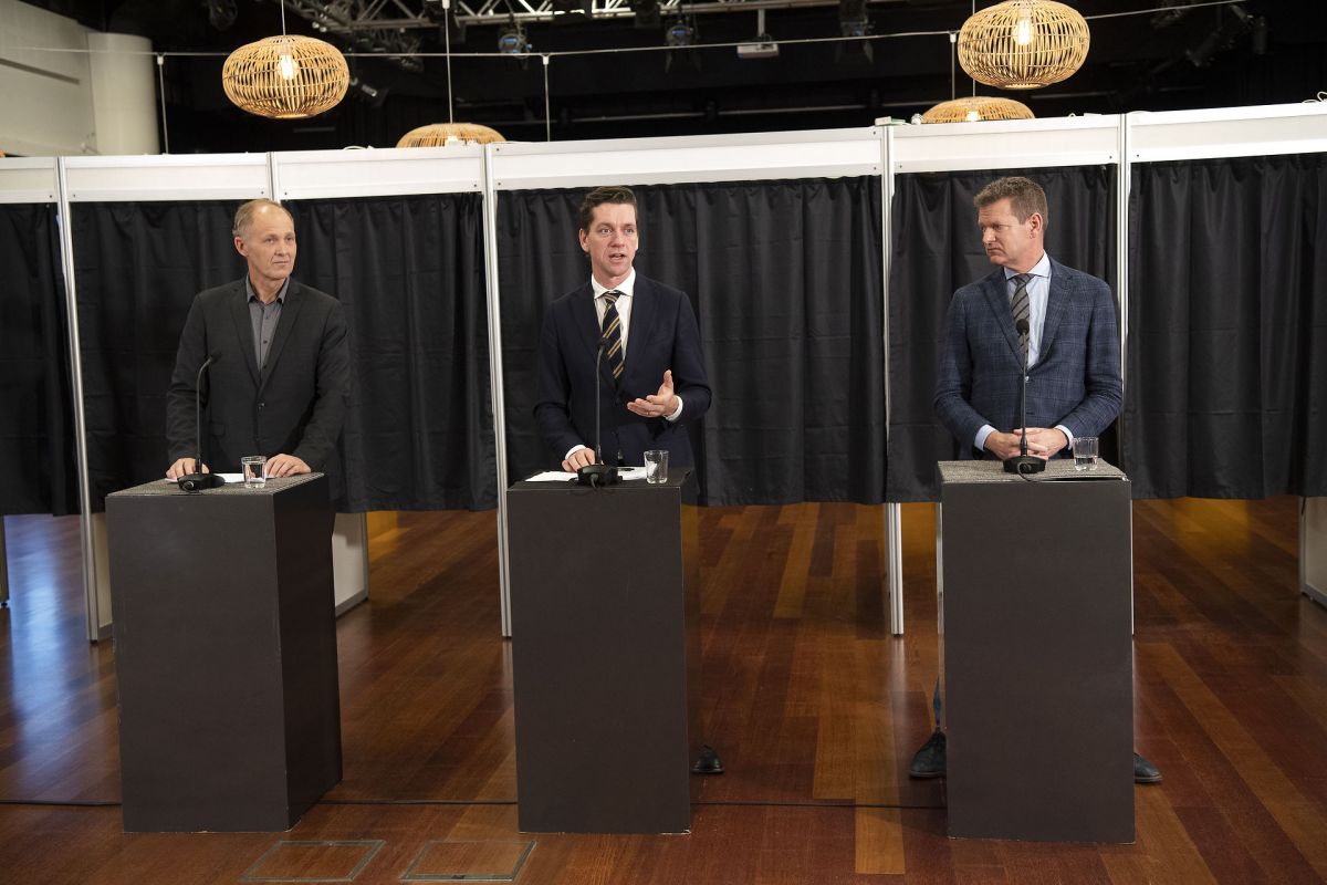 Indenrigs- og boligminister Kaare Dybvad Bek (S) direktør for sundhedsstyrelsen Søren Brostrøm og næstformand i KL Martin Damm (V) afholder pressemøde med opdatering på de retningslinjer og anbefalinger, der gælder ved kommunal- og regionalvalget i forhold til Covid-19, i Herlev Medborgerhus.