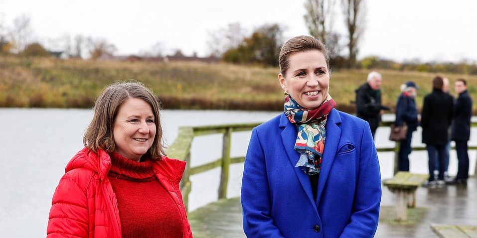 "Jeg håber, ministerbesøgerne bidrager til at sende et signal til Ishøjborgerne om, at jeg er et seriøst bud på en borgmester, der kan skabe resultater for Ishøj," skriver Merete Amdisen (t.v.), som i mandags fik valgopbakning fra statsminister Mette Frederiksen.