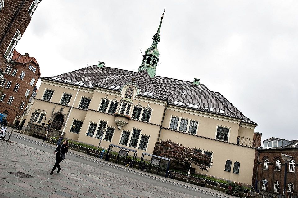 KL's formand mener, at kommunerne kan benytte sig af coronaplads på flere af kommunernes arbejdsplads.
