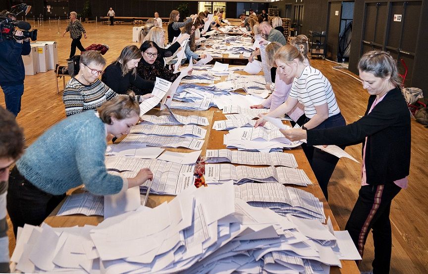 Stemmesedler tælles op i Aalborg Kongres og Kulturcenter efter KV21.