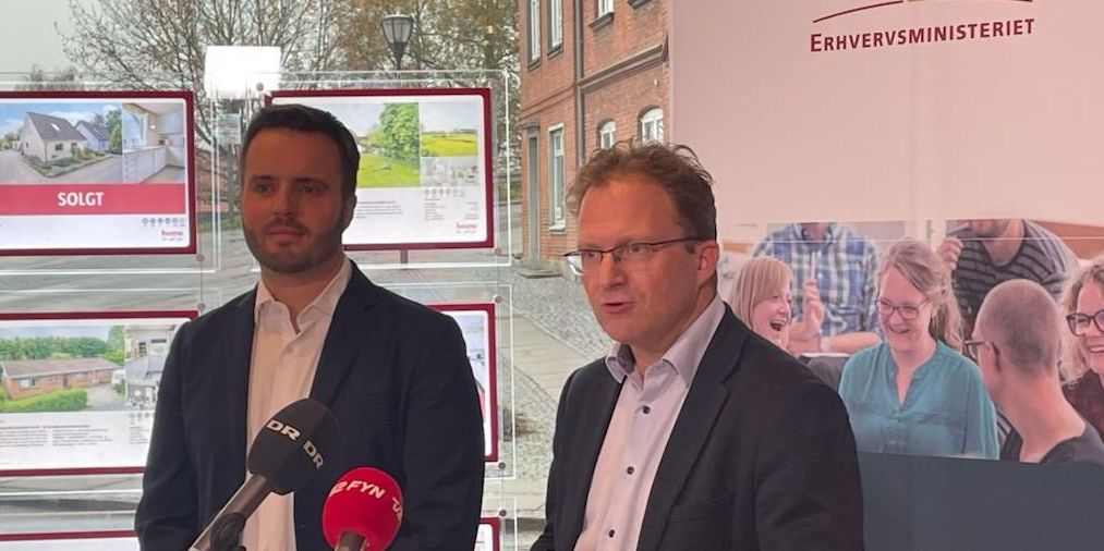 Erhvervsminister Simon Kollerup (t.v.) og formanden for Landdistrikternes Fællesråd Steffen Damsgaard ved præsentationen fredag formiddag af regeringens udspil til nemmere boliglån i landdistrikter.