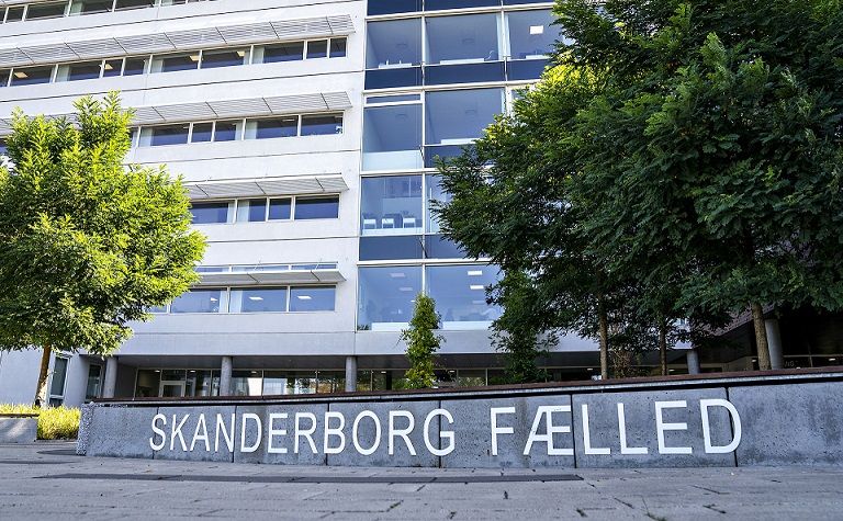 Ansatte på rådhuset i Skanderborg skal kunne vise coronapas fra mandag, men skal politikerne i byrådet?