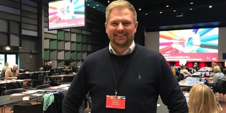 "Det er rigtig, rigtig godt, at man får de der fagunikke udtryk, når man er ude i en virksomhedsindsats, men det skal være sammen med helt almindelige sprogfærdigheder, så man kan gøre sig på basalt dansk," siger Thomas Elong, formand for erhvervs, beskæftigelses og turismeudvalget i Hillerød.