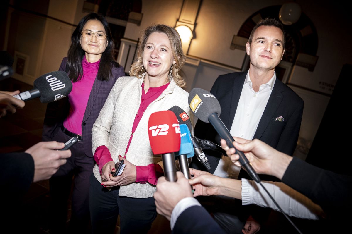 Mia Nyegaard, Jakob Næsager og Sophie Hæstorp Andersen, som er ny overborgmester, møder pressen på Københavns Rådhus på valgnatten.