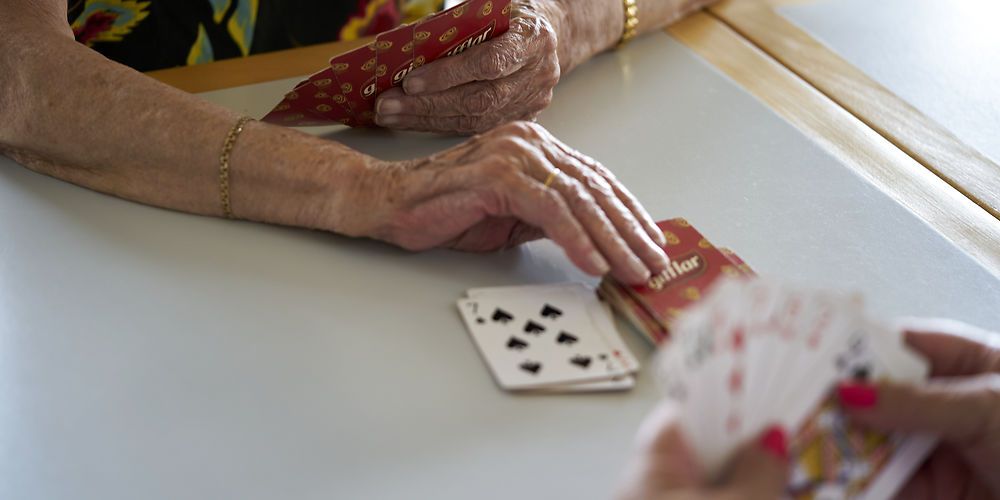 I 25 kommuner skal der nu oprettes forsøg med faste teams i ældreplejen. Det betyder, at de ældre møder de samme plejehjælpere, frem for at føle sig som et tilfældigt kort i bunken hos mange hjælpere, som ikke kender deres historik.