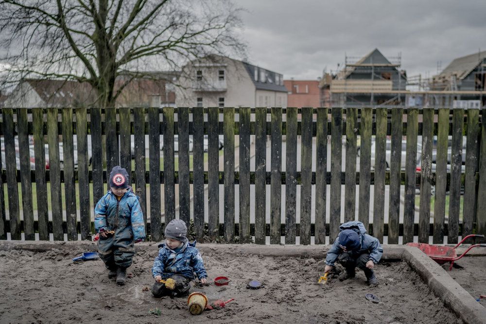 Flere kommuner opfordres til at bede forældre om at aflevere og afhente udendørs i daginstitutioner, så vidt det er muligt. (Arkivfoto).