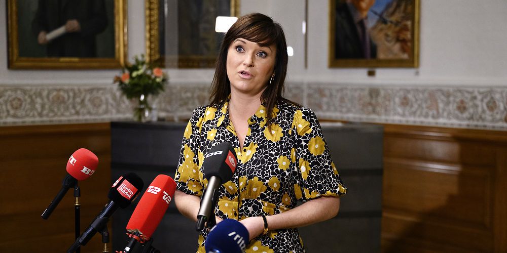 Sophie Løhde (V) måtte handle hurtigt i weekenden, da hun blev gjort opmærksom på, at en ny lov ville føre til stor millionregning for de fleste af landets kommuner. Ny aftale blev til i alt hast med regeringen mandag aften, da den nye lov skulle stemmes igennem tirsdag.