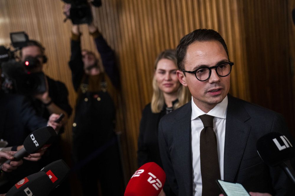 Simon Aggesen (C) møder pressen efter nederlaget er en kendsgerning på valgaftenen på Frederiksberg Rådhus.
