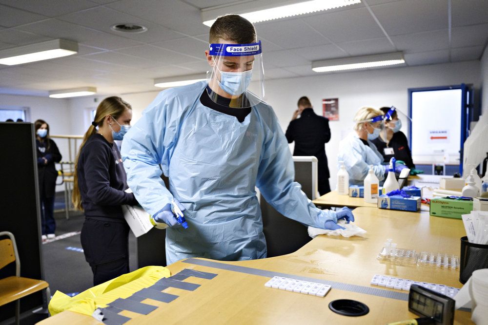 Den seneste tid er der blevet skruet markant op for testindsatsen, og det betyder, at der har været slået flere stillinger op - blandt andet som podere. (Arkivfoto).