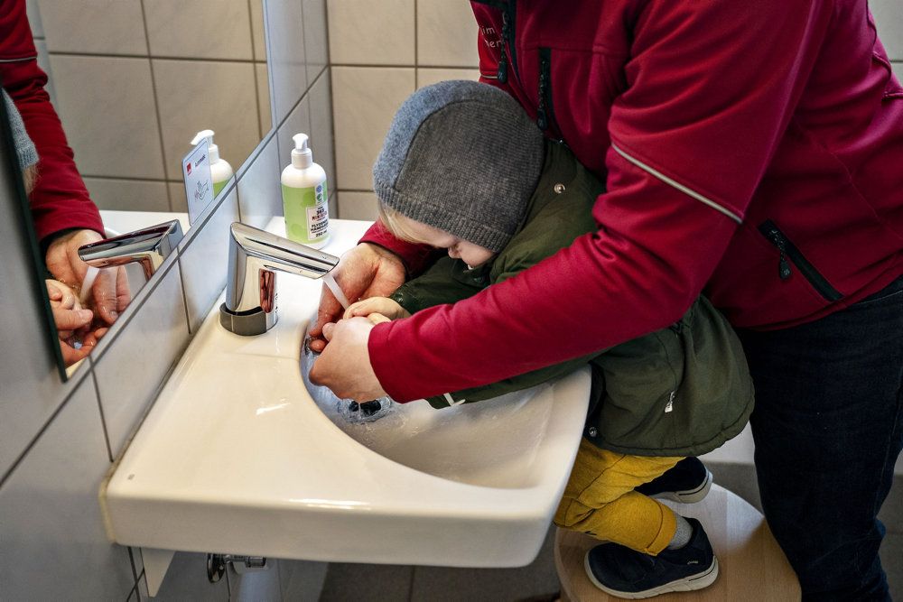 Bupl er bekymret for, at pædagoger kan komme til at stå med for store børnegrupper, hvis mange kolleger er syge. Derfor ønsker de en nødbremse. (Arkivfoto)