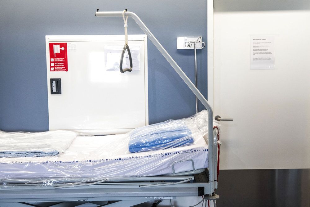 Epidemikommissionen indstiller, at behandlingsgarantien suspenderes, og kommunerne skal hjælpe med at tage sygehuspatienter, erfarer Ritzau.