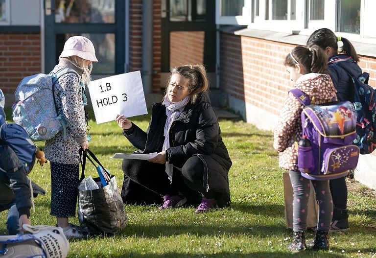 Kommunerne opfordres til at aktiviteter i SFO og fritidstilbud organiseres, så børnene så vidt muligt er i faste grupper af børn og pædagogisk personale.