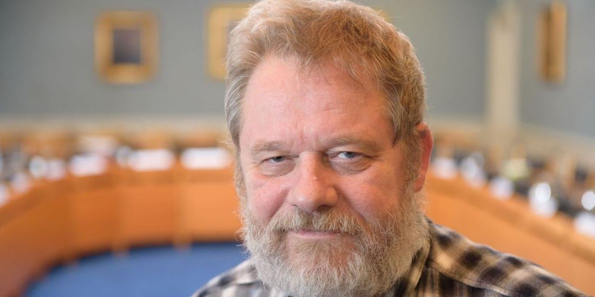 Et snævert flertal i byrådet i Randers vil nu melde advokat Bjarne Overmark (Beboerlisten) til politiet for brud på sin tavshedspligt. Sagen vidner om dårligt samarbejde i byrådet, vurderer forsker.
