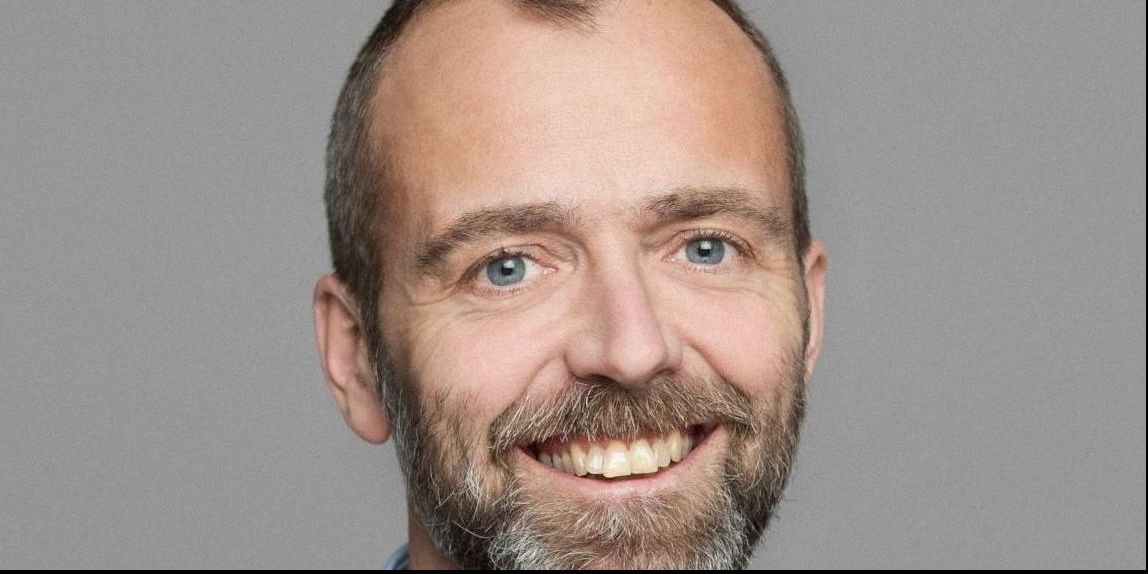 Lokalpolitikere skal ikke lade sig presse af sociale medier til at handle overilet. Det mener den fyrede kommunaldirektør i Greve Kommune Claus Thykjær.