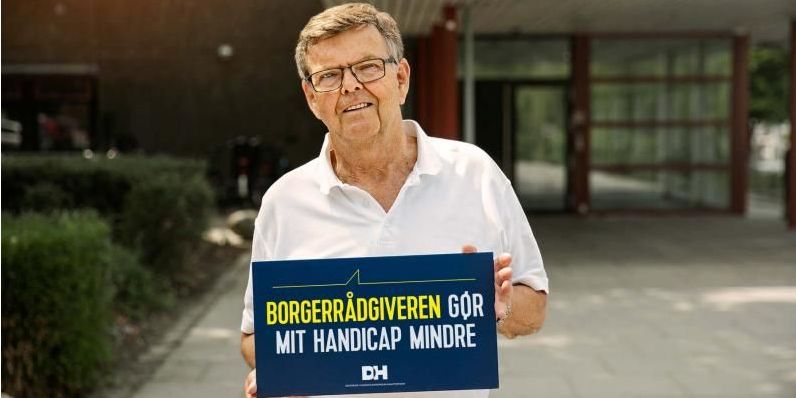 Danske Handicaporganisationer taler varmt for udbredelsen af borgerrådgivere, hvilket her bliver illustreret af en af organisationens frivillige.
