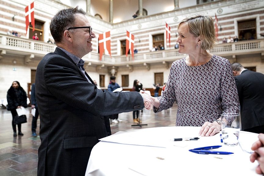 Beskæftigelses- og integrationsborgmester Cecilia Lonning-Skovgaard (V) giver hånd i forbindelse med en grundlovsceremoni på Københavns Rådhus i februar 2020.