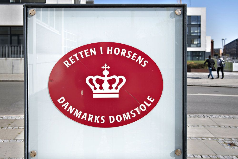 Hedensted Kommune er under anklage i sag, hvor femårig dreng kom alvorligt til skade i en rådden hængekøje på børnehavelegeplads.