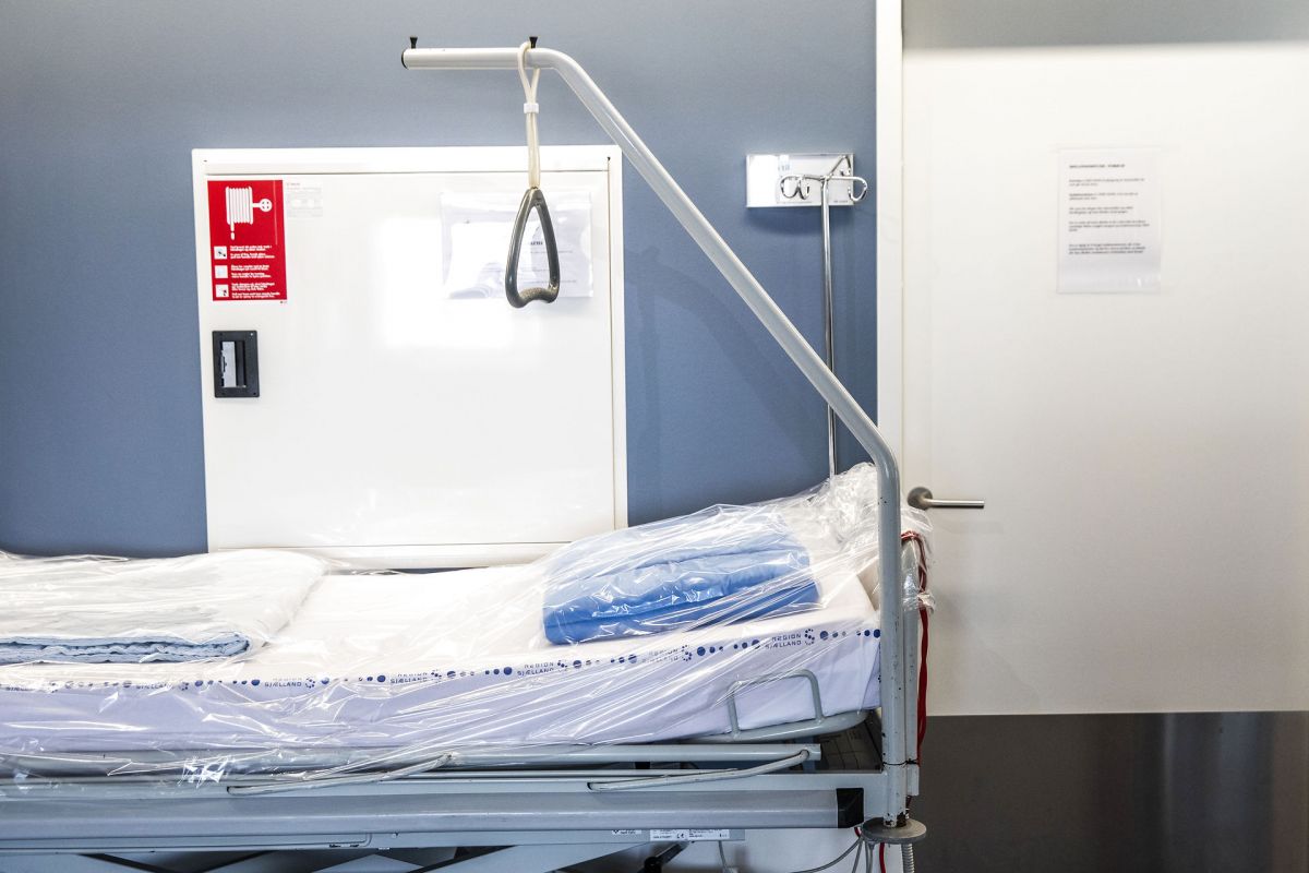 KL er i dialog med regeringen om at øge kapaciteten ved at stille senge på plejehjem til rådighed i forbindelse med den stigende coronasmitte.