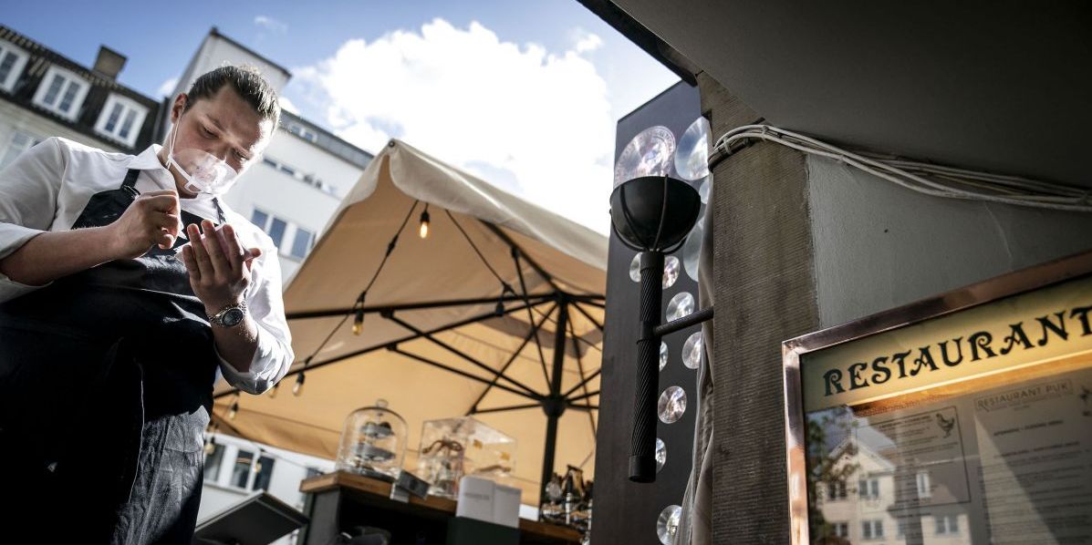 Blandt andet i restaurationsbranchen er der jobfest. Og trods delvis nedlukning vil mange af jobbene på restauranter og cafeer blive  bevaret, vurderer økonom.