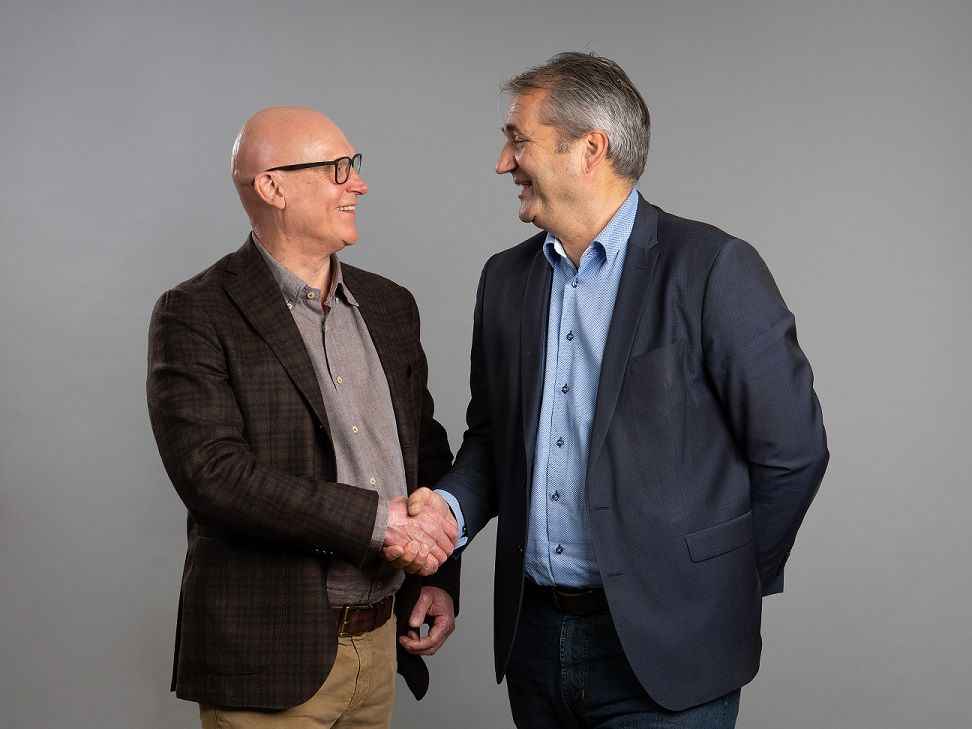 Lars Mørk (til venstre) ønsker Michel van der Linden held og lykke med formandskabet.