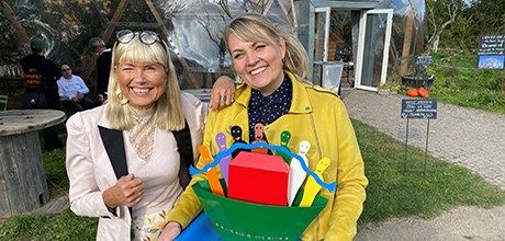 Rådmand Mai-Britt Iversen og erhvervskonsulent i BusinessAalborg Frida Tarp modtog i efteråret 2021 "Den Socialøkonomiske Kommunepris" på vegne af Aalborg Kommune, efter at have opnået unikke resultater på kontanthjælpsområdet.