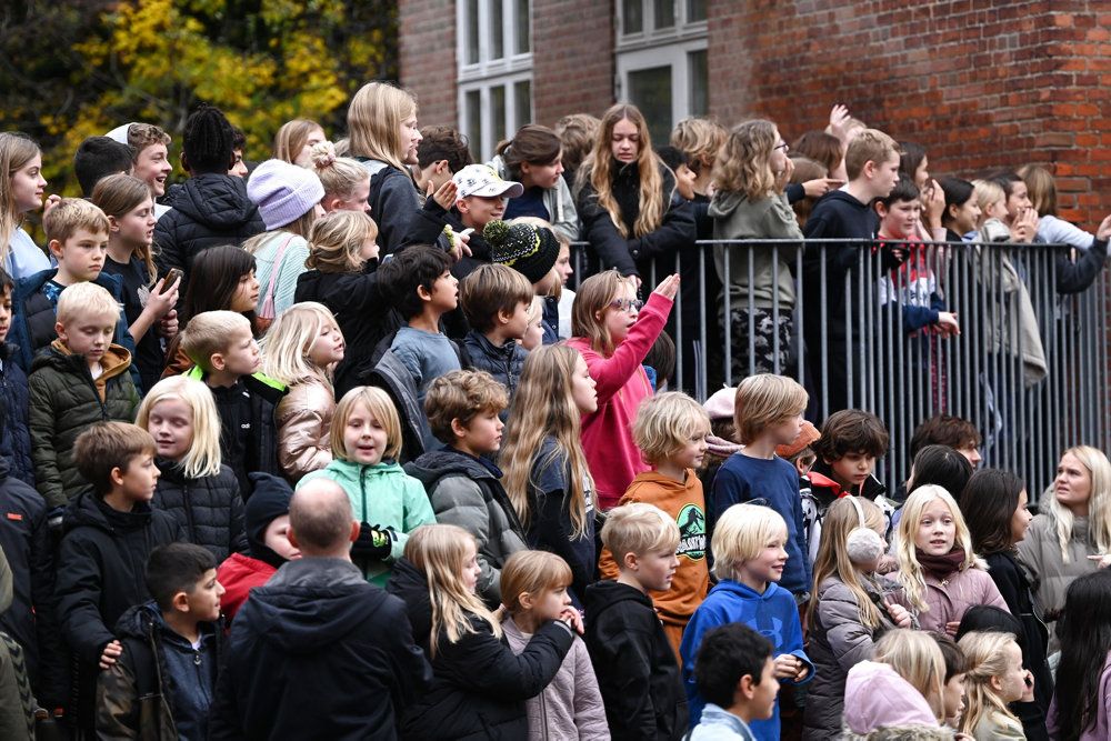 Elever i folkeskoler og privatskoler bliver sendt hjem fra og med 15. december til og med 4. januar, for at begrænse den stigende smitte med coronavirus.