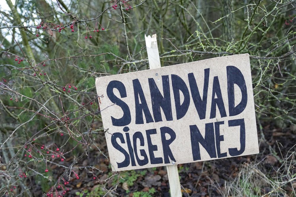 Borgerne i den jyske by Sandvad er stærkt utilfredse med, at der skal bo asylansøgere i deres kvarter. Derfor demonstrerer de.