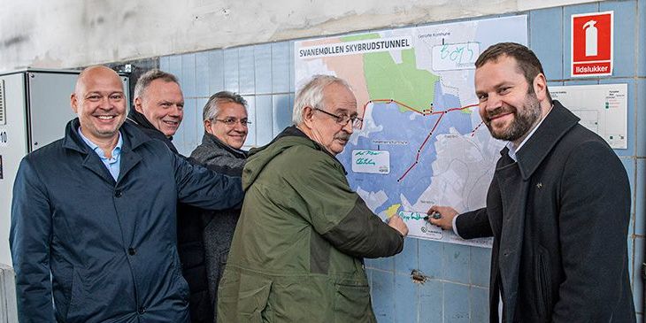 En samarbejdsaftale for den kommende Svanemøllen Skybrudstunnel blev underskrevet på det sted, hvor vand fra de tre forsyningsselskaber løber sammen på Østerbro. Fra venstre ses forsyningsdirektør Ole Fritz Adeler fra HOFOR, adm. direktør i HOFOR – Lars Therkildsen, adm. direktør Carsten Nystrup fra Novafos, bestyrelsesformand Thyge Enevoldsen fra Frederiksberg Kloak og adm. direktør Rasmus Sielemann Christensen fra Frederiksberg Forsyning.